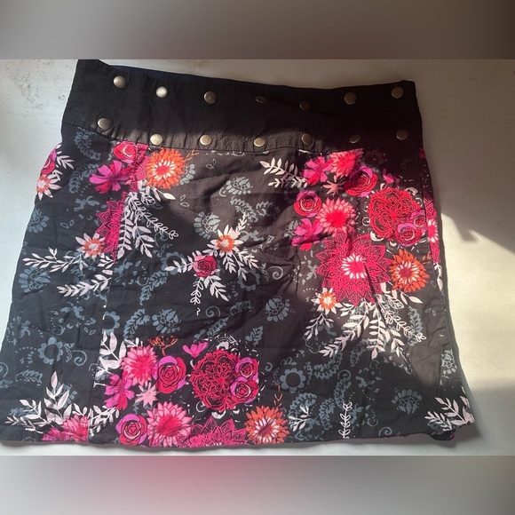 Floral Black and Pink Adjustable Snap Skirt Size Medium - Picture 1 of 6